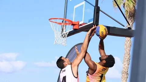 Imagen de un jugador taponando el lanzamiento de su rival.