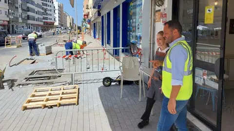 Imagen del alcalde de Arrecife visitando a uno de los comerciantes.