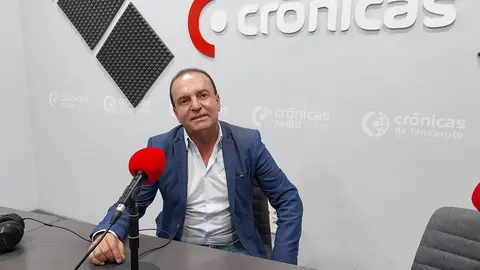 Jesús Machín en el estudio de Crónicas Radio.