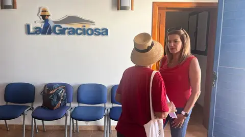 La consejera de Hacienda, María Jesús Tovar, en La Graciosa.