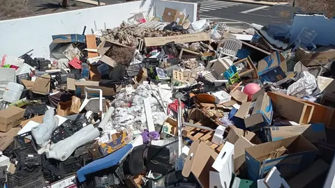 Residuos abandonados en uno de los puntos de recogida de basura de Costa Teguise.