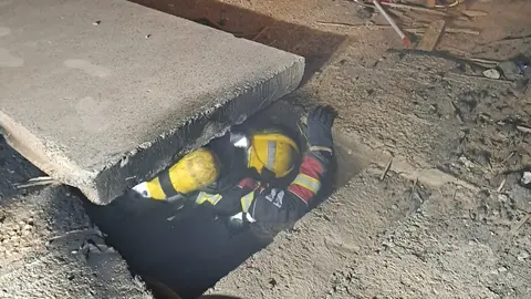 Imagen de los bomberos sofocando el fuego.