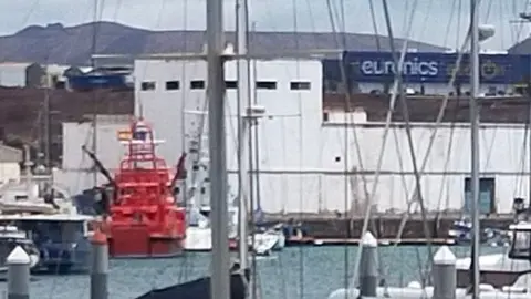 Imagen de Salvamento Marítimo en la zona en la que ahora desembarcan a los inmigrantes que llegan a Arrecife, en Puerto Naos.