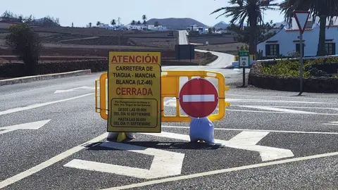 Imagen de uno de los carteles del cierre de carreteras.