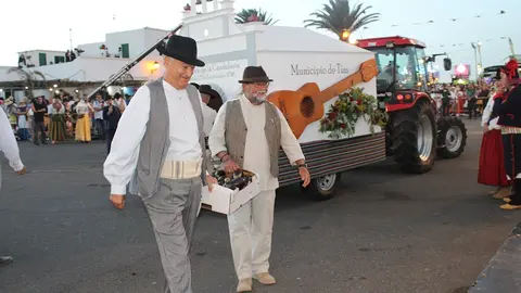 José Juan Cruz y Nicolás Saavedra dando una ofrenda a la virgen de Los Dolores.
