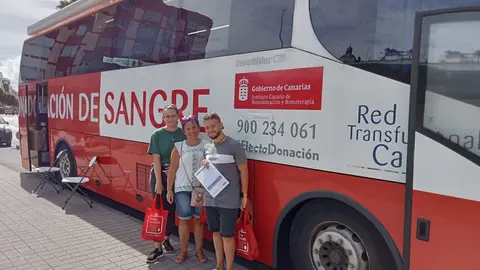 Donantes en una de las guaguas habilitadas por el ICHH.