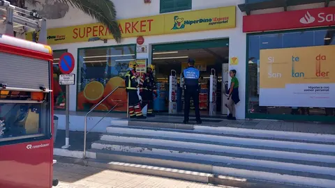 Imagen de la Policía Local y los bomberos en el supermercado afectado.
