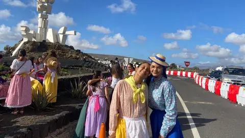 Dos de las jóvenes que han salido este sábado desde el Monumento al Campesino