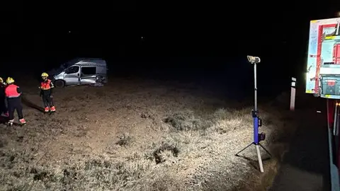Momento de la actuación de los bomberos en el accidente