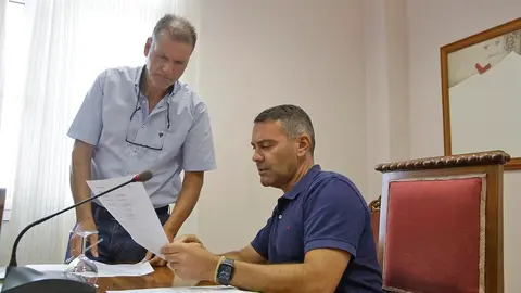 Domingo Cejas y Oswaldo Betancort en el despacho del Cabildo insular