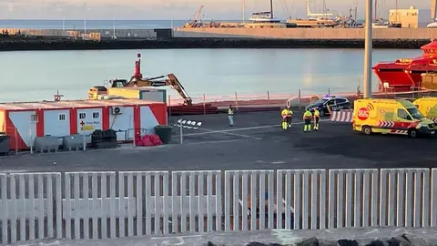 Una ambulancia del Servicio de Urgencias Canario aguarda en el Muelle de Los Mármoles.