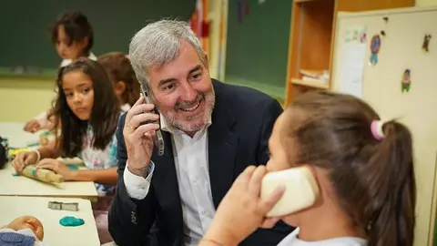 Fernando Clavijo bromeando con una de las alumnas en el primer día de clase.