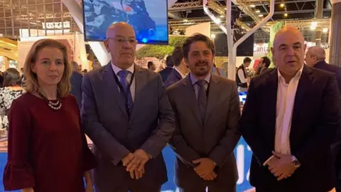 Imagen de los representantes de las patronales en una feria turística.