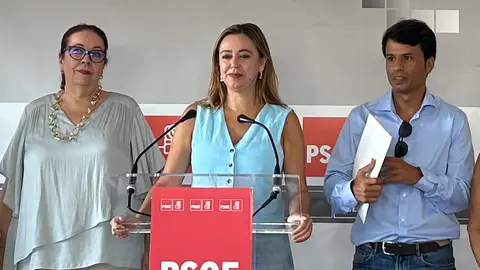 María Dolores Corujo durante su comparecencia ante los medios de comunicación en la sede del PSOE.