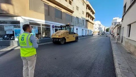 Yonathan de León supervisa el reasfaltado de calles aledañas a la calle Portugal, y la conclusión de los trabajos  para su reapertura al tráfico