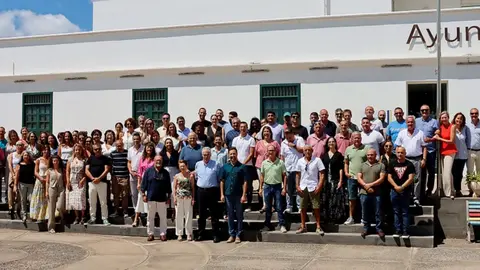 Grupo de gobierno de Tías junto a los 70 trabajadores municipales.