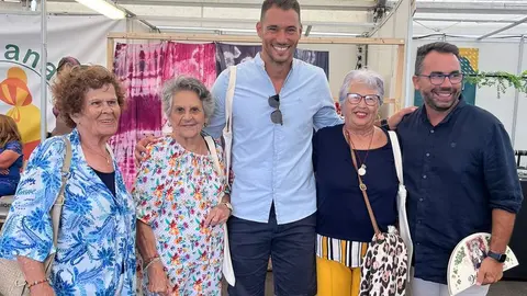 Rosmen Quevedo y Echedey Eugenio con algunas de las personas mayores que acudieron con ellos a la feria