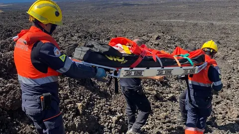 Imagen del momento del traslado del herido.