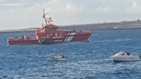 Imagen de Salvamento Marítimo durante el rescate de la patera.