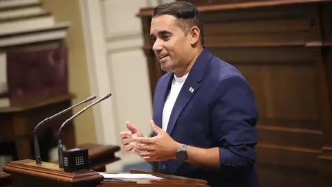 Yoné Caraballo en el Parlamento de Canarias.