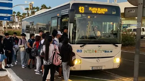 Imagen de los alumnos intentando subir este miércoles a la guagua. 