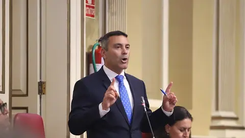 Oswaldo Betancort en el Parlamento de Canarias.
