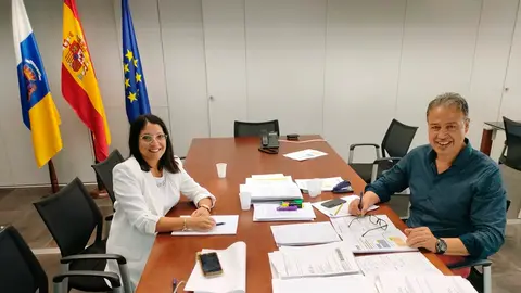 Karina Centeno junto al director del Instituto Canario de la Vivienda, Antonio Jesús Ortega