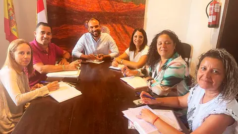 Yoné Caraballo con los responsables del Ayuntamiento de Yaiza