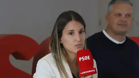 Alfredo Mendoza al fondo en un acto que compartió con su compañera de Teguise Jenifer Galán