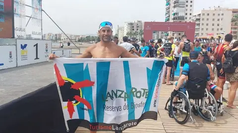Lionel Morales mostrando orgulloso la bandera de su tierra