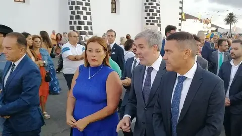 Astrid Pérez este viernes en la procesión de Mancha Blanca charlando con Fernando Clavijo y Oswaldo Betancort