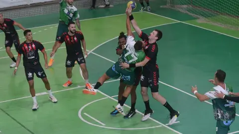 Uno de los momentos del intenso encuentro.