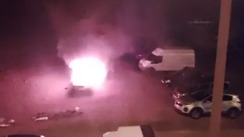 Imagen del incendio del vehículo.