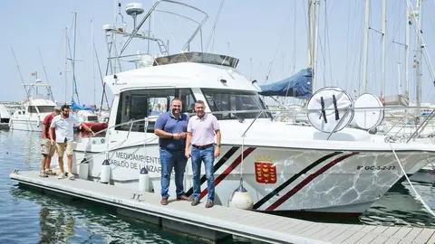 Samuel Martín y Oswaldo Betancort visitando la embarcación.