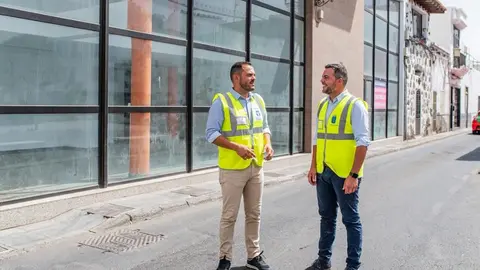 El vicepresidente, Jacobo Medina, junto al alcalde y concejal de Obras, Yonathan de León
