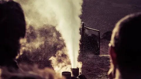 Turistas visitando las Montañas del Fuego.