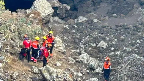Los bomberos en el momento del rescate