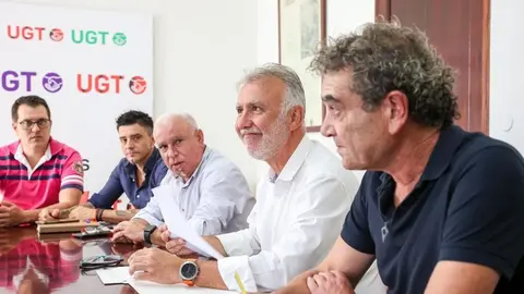 Reunión de Ángel Vïctor Torres con representantes de UGT y Comisiones Obreras.