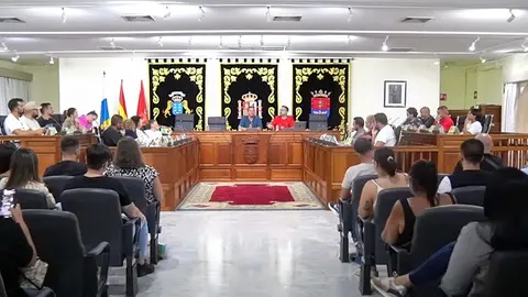 Imagen del alcalde y del primer teniente de alcalde reunidos con los colectivos que representan el Carnaval en Lanzarote.