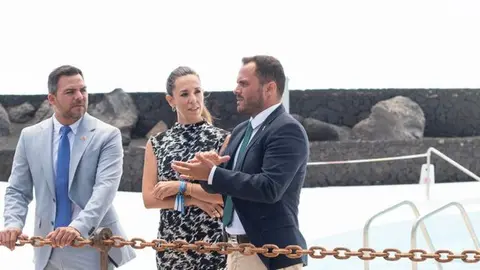 Imagen del alcalde de Arrecife con el vicepresidente del Cabildo y la nueva consejera de Turismo del Gobierno canario