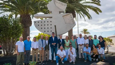 Representantes de la empresa y del Ayuntamiento este jueves durante la presentación de la obra.