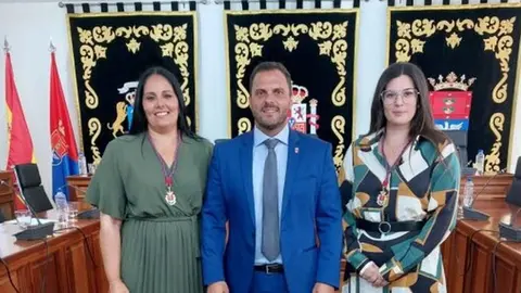 El alcalde junto a las nuevas concejalas de Arrecife.