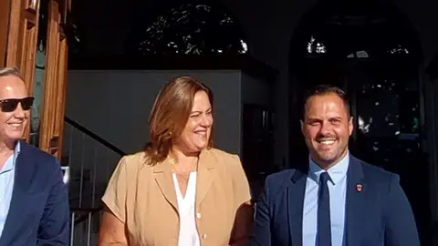 Beatriz Calzada en la puerta del Ayuntamiento de Arrecife