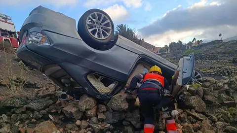 Momento de la actuación de los bomberos en el accidente