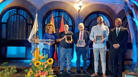 Galardonados Turismo Arrecife 2023. El alcalde y la concejal de Turismo con los galardonados (1)