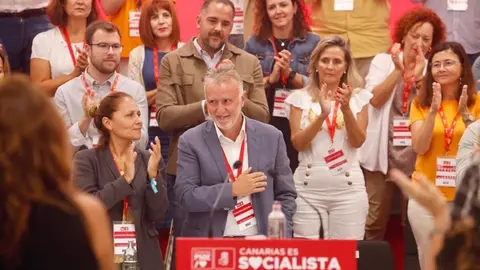 Ángel Víctor Torres aplaudido por sus compañeros este sábado