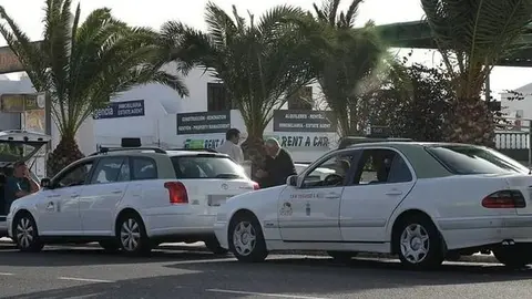 Imagen de los taxistas de Teguise en una parada de Costa Teguise