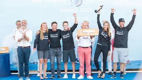 Imagen de los emocionados ganadores.