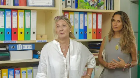 La directora insular de Educación con la concejal de Teguise.