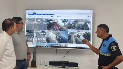 Antonio Rocío y Isidro Pérez escuchando las explicaciones sobre el funcionamiento de las cámaras.